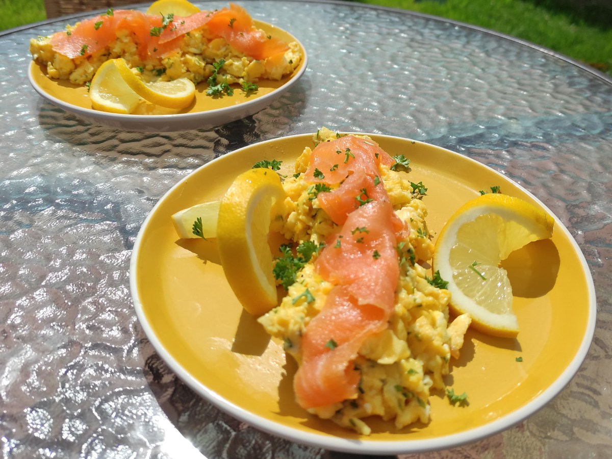 Scrambled eggs with salmon, dill and&nbsp;lemon
